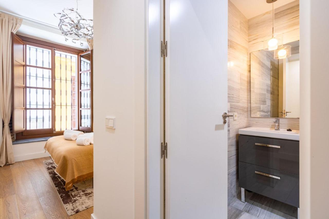 Angeles Santa Cruz Deluxe By Valcambre Apartment เซบีญา ภายนอก รูปภาพ